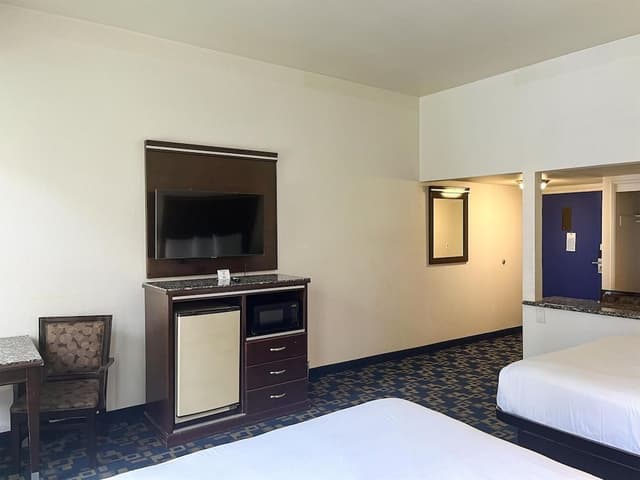 Deluxe Suite, 2 Queen Beds, Non Smoking, Refrigerator & Microwave