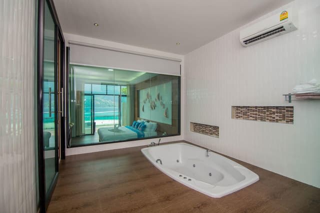 Honeymoon Jacuzzi