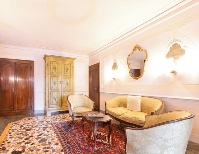 Suite (Grand Canal View)