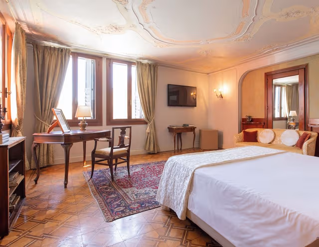Suite (Grand Canal View)