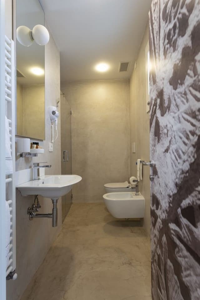 Single Room, Balcony