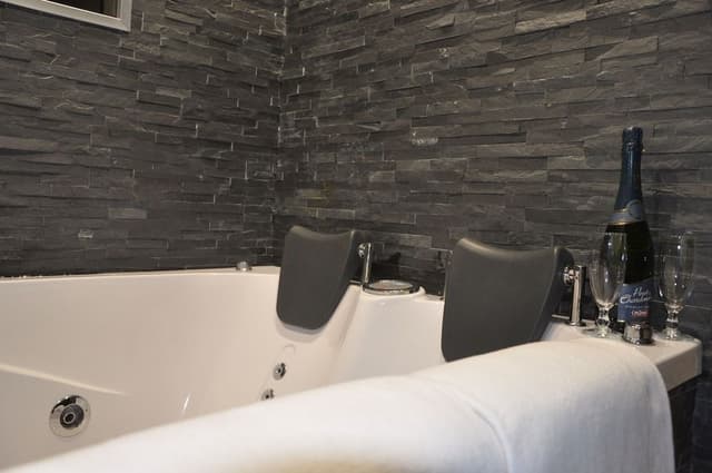 Suite, Hot Tub