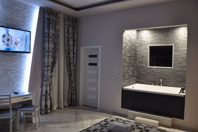 Suite, Hot Tub