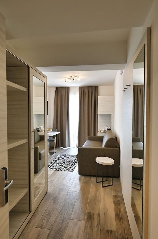 Deluxe Suite, 1 Queen Bed, Non Smoking, Lake View