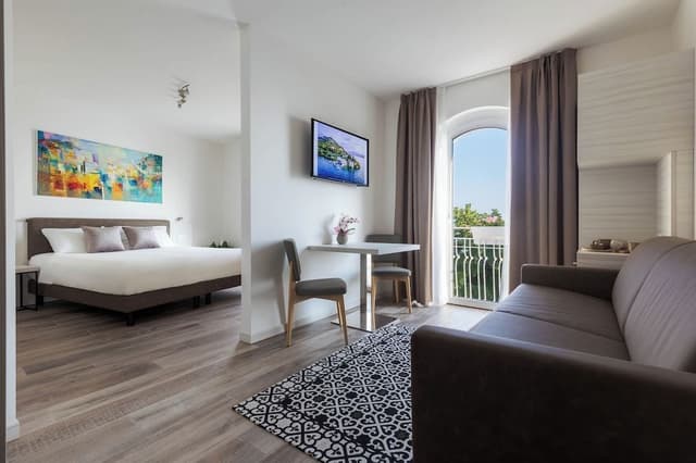 Deluxe Suite, 1 Queen Bed, Non Smoking, Lake View