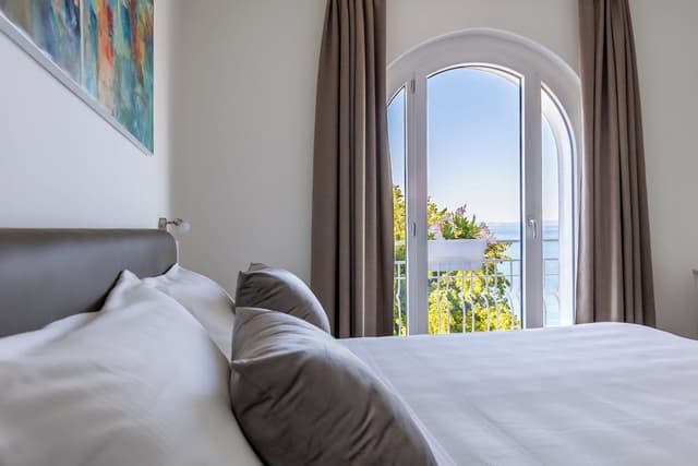 Deluxe Suite, 1 Queen Bed, Non Smoking, Lake View