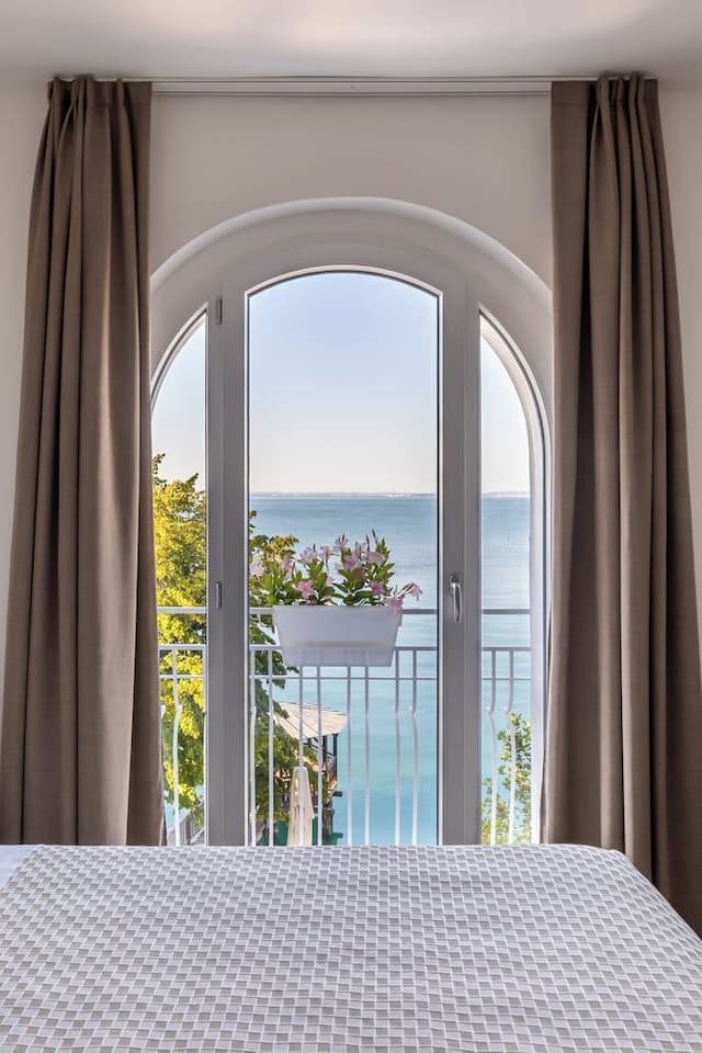 Deluxe Suite, 1 Queen Bed, Non Smoking, Lake View