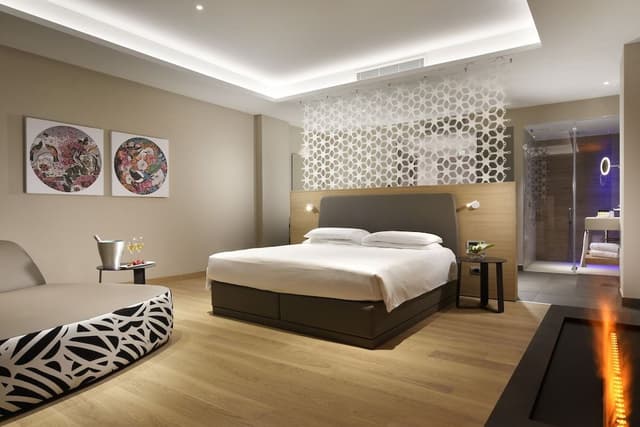 Suite, Jetted Tub (External)