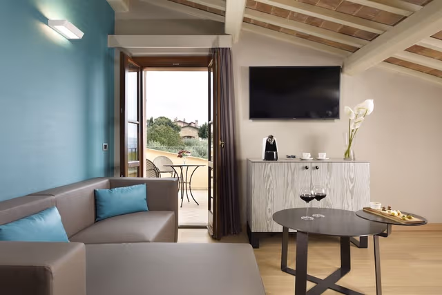 Suite, Jetted Tub (External)