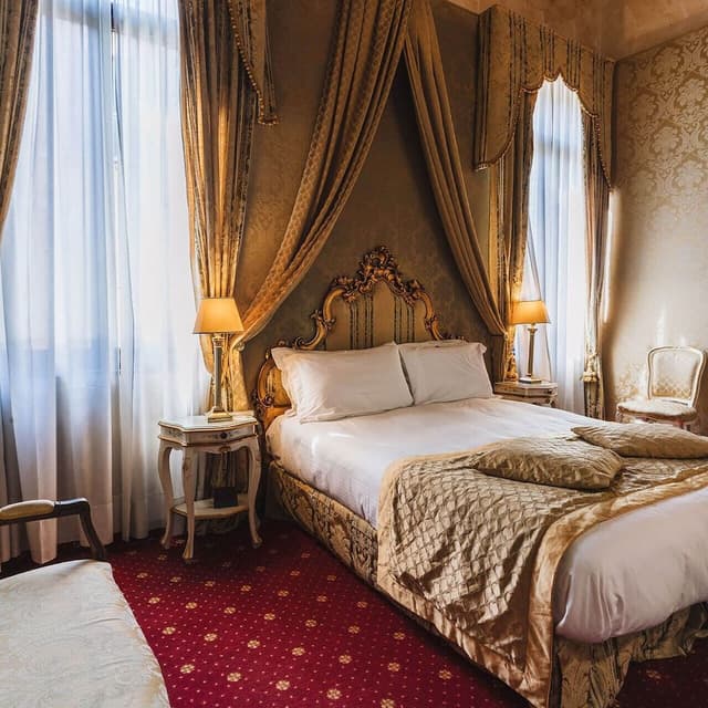 Suite, Canal View