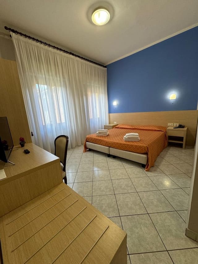 Double Room, 1 King Bed