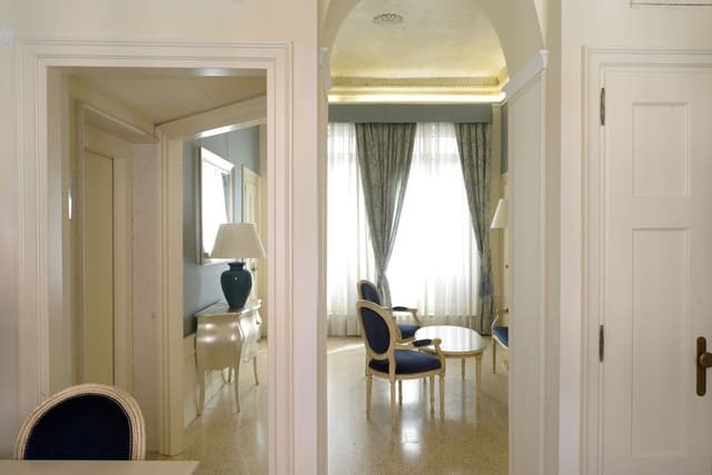 Suite, Canal View