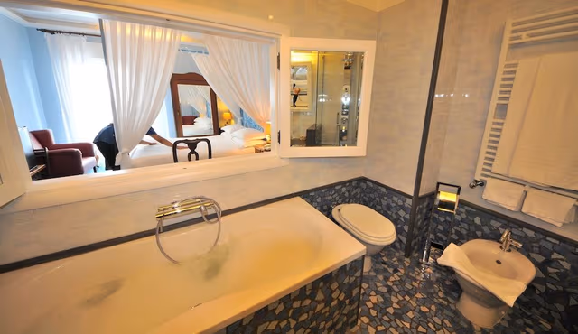 Deluxe Double Room, 1 King Bed, Balcony, Sea Facing