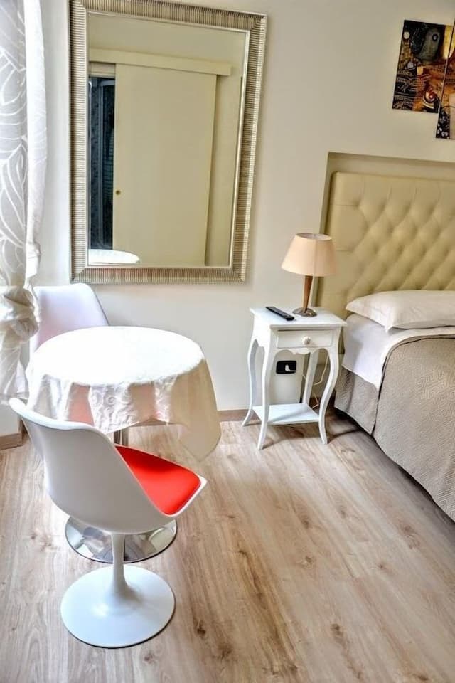 Classic Double Room, 1 Bedroom, Private Bathroom, City View