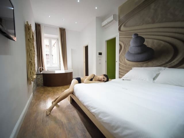 Suite, Jetted Tub