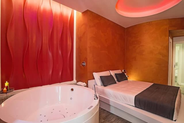 Suite, Jetted Tub