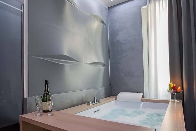 Suite, Jetted Tub