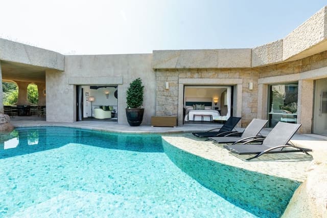 Suite (Pool Suite)
