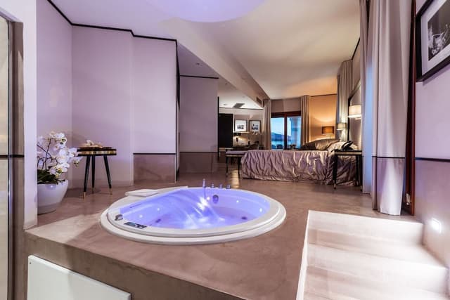 Luxury Suite, with hot tub and sauna