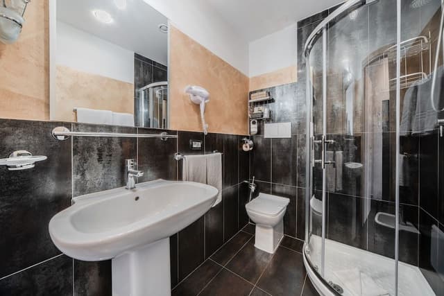 Deluxe Twin Room, Ensuite, Canal View