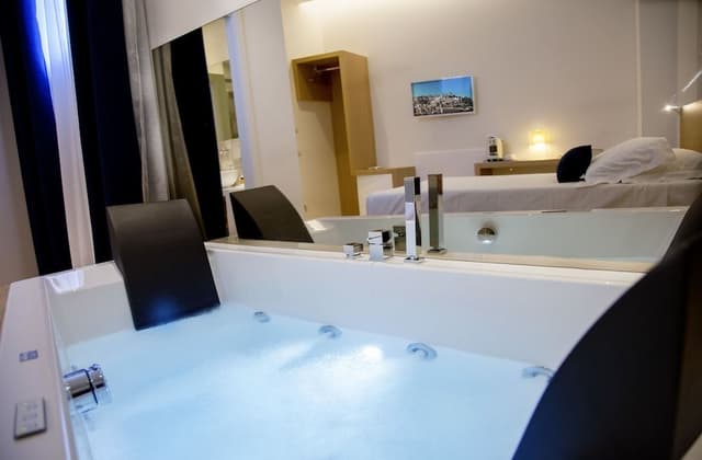 Suite, Jetted Tub