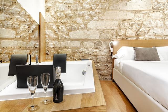 Suite, Jetted Tub