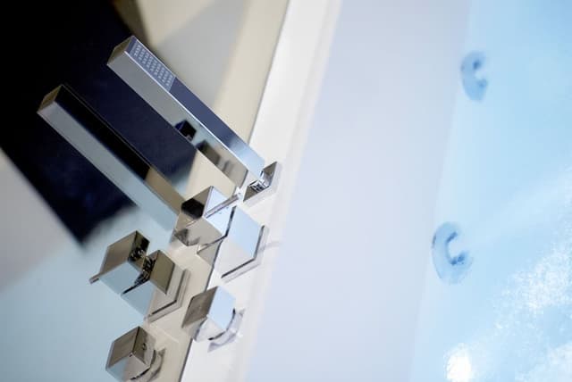 Suite, Jetted Tub