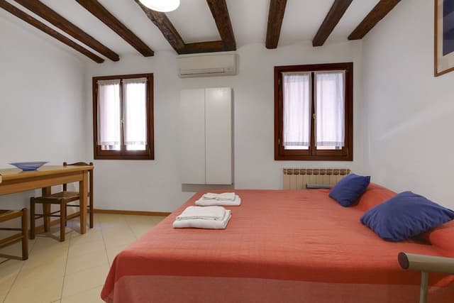 House, 2 Bedrooms, Kitchenette