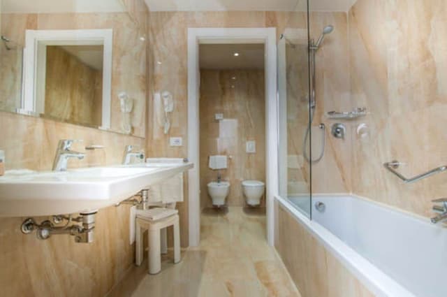 Suite, Bathtub, Lakeside