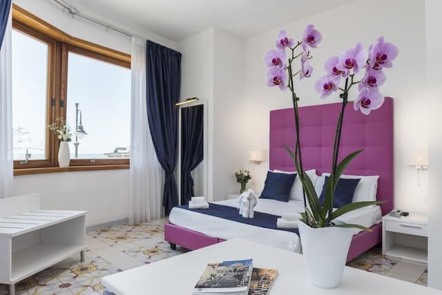 Comfort Room, City View