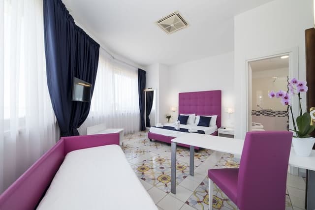 Comfort Room, City View