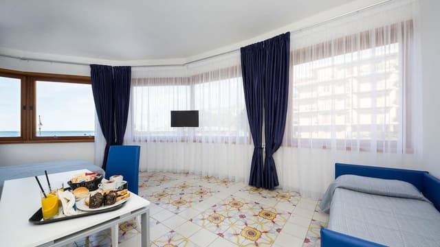 Comfort Room, City View