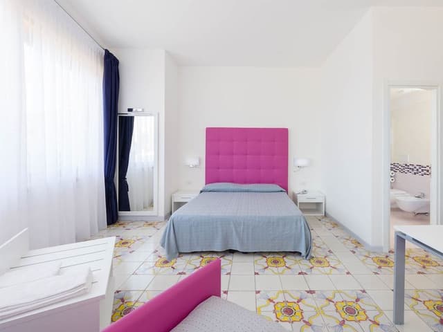 Comfort Room, City View