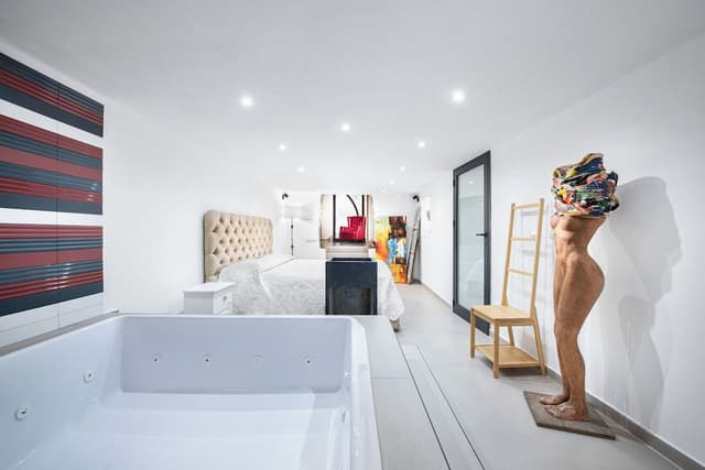 Exclusive Suite Jetted Tub, Pool Access