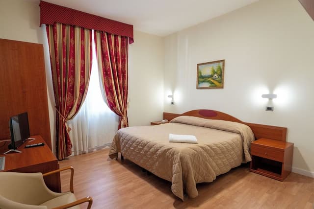 Single Room, 1 Queen Bed