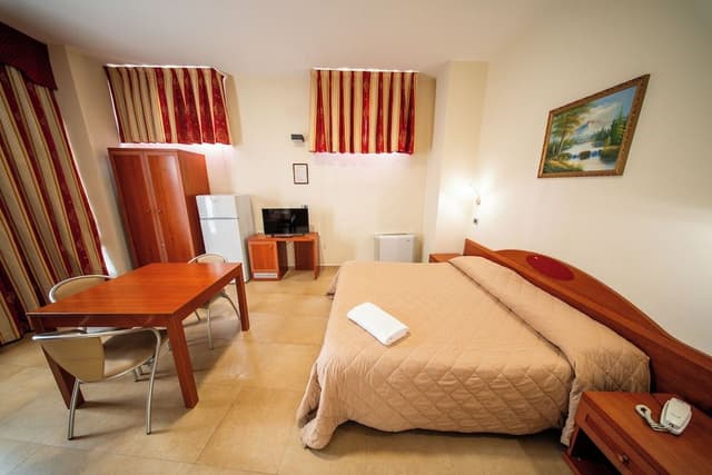 Single Room, 1 Queen Bed