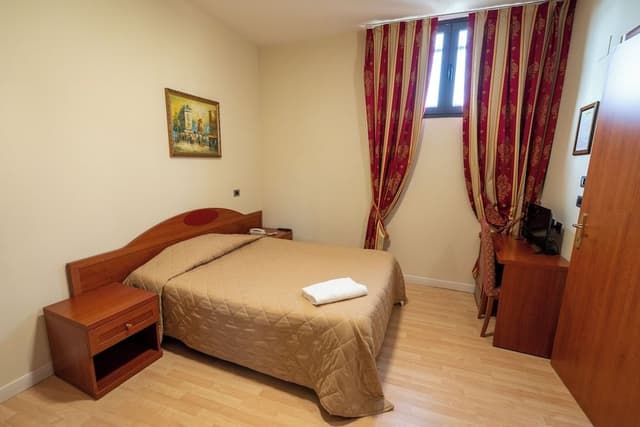Single Room, 1 Queen Bed