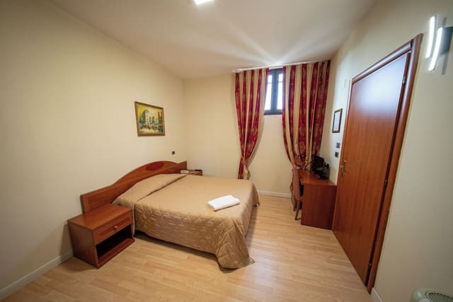 Single Room, 1 Queen Bed