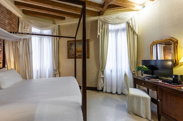 Deluxe Double Room (Four Poster Bed)