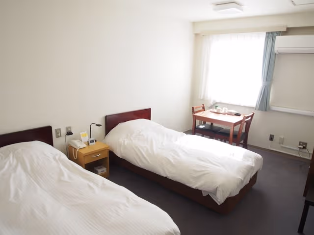 Twin Room, Smoking