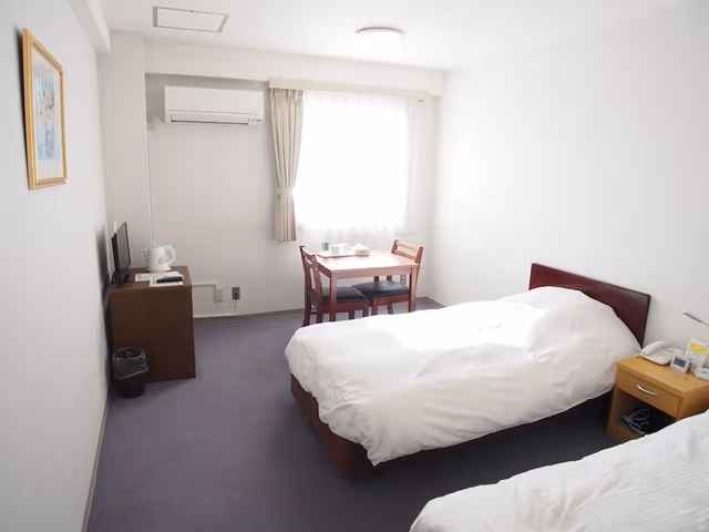 Twin Room, Smoking