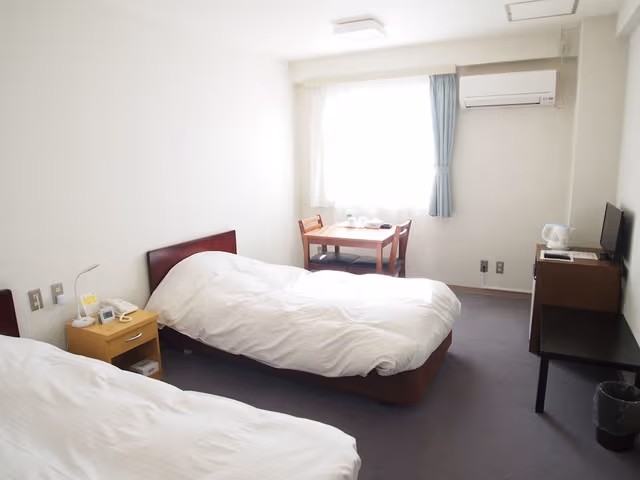 Twin Room, Smoking