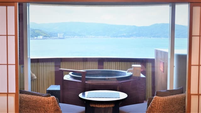 Hollywood twin Japanese-Western room, with superb view open-air bath]