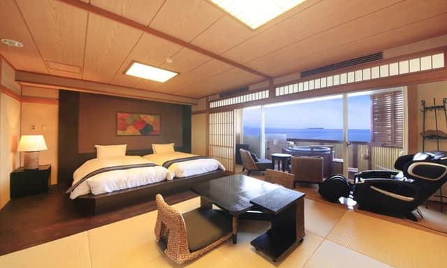 Hollywood twin Japanese-Western room, with superb view open-air bath]