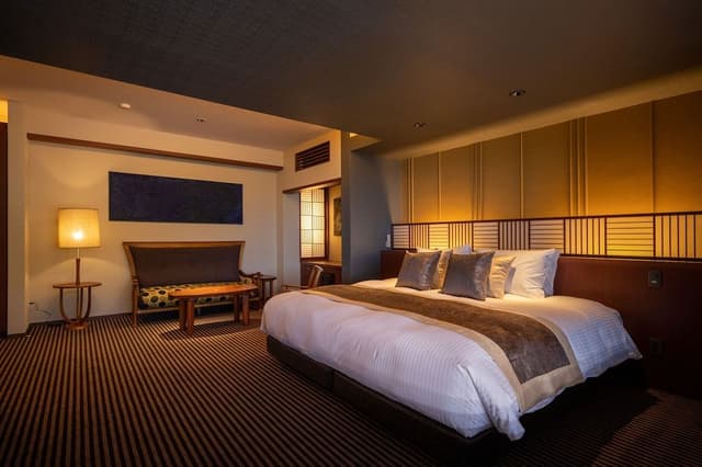 King 401, Open-Air Bath, Optional meals in dining room