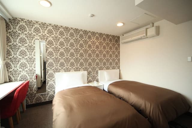Twin Room, Smoking
