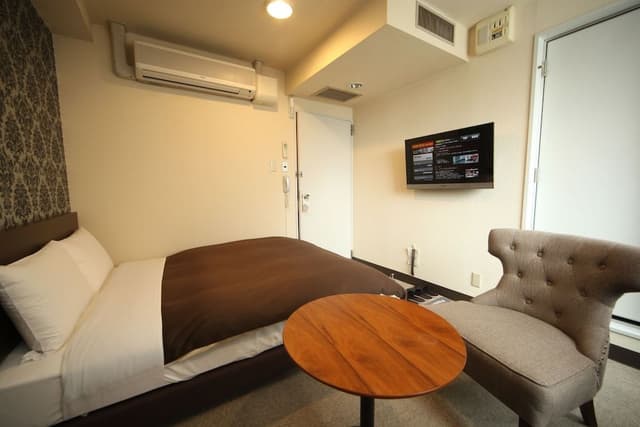 Double Room, Smoking