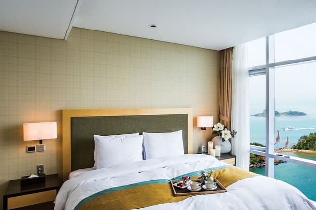 [Fun Fun Cable Car PKG] Deluxe  Double Room - Breakfast + cable car ticket for 2 Pax