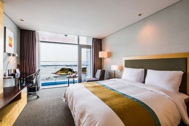 [Fun Fun Cable Car PKG] Deluxe  Double Room - Breakfast + cable car ticket for 2 Pax