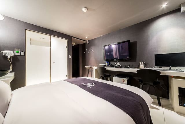 Standard Room (Check-in 6pm on FRI, 9pm on Weekend & Korean Public Holidays)